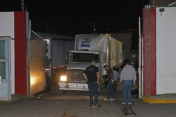 Un trailer de servicios de refrigeración con mas de 150 cadáveres a bordo de la caja ingresa a las instalaciones del Instituto Jalisciense de Ciencias Forenses tras haber estado durante el fin de semana estacionado en diversos puntos de la metrópoli.
FOTO: CUARTOSURO