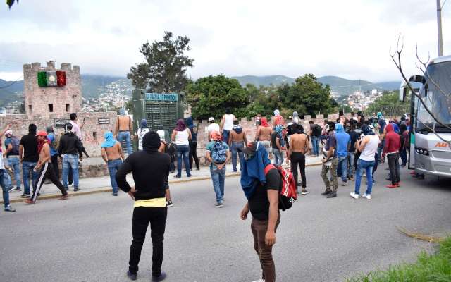 Normalistas de Ayotzinapa atacan la 35 Zona Militar en Chilpancingo. Foto: especial