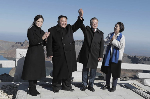 En las fotos distribuidas a la prensa, se aprecia a Kim y Moon sonrientes acompañados de sus esposas. FOTO: AFP