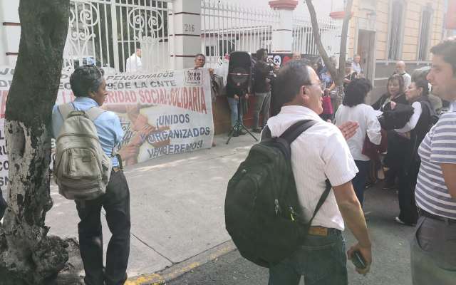 Esta tarde, maestros se colocaron afuera de la casa de transición de AMLO