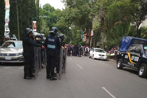 Granaderos y vecinos de la Colonia Juárez protagonizan riña por desalojo