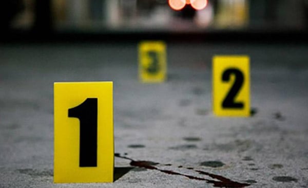 Sobre el parabrisas delantero se encontró la cartulina color naranja, con un mensaje dirigido a un grupo criminal de Villagrán.