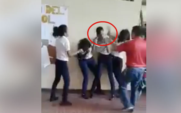 En defensa del joven Jairo “N” fue difundido un video donde se observa siendo golpeado por tres mujeres; acusan discriminación por ser hombre