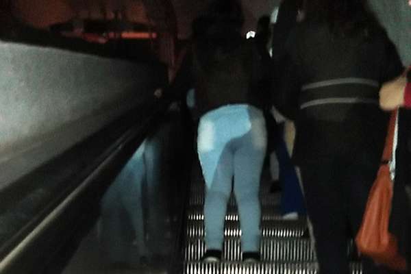 Personal de Protección Civil se encontraba en el lugar con lámparas y megáfonos para apoyar a los usuarios. FOTO: METRO