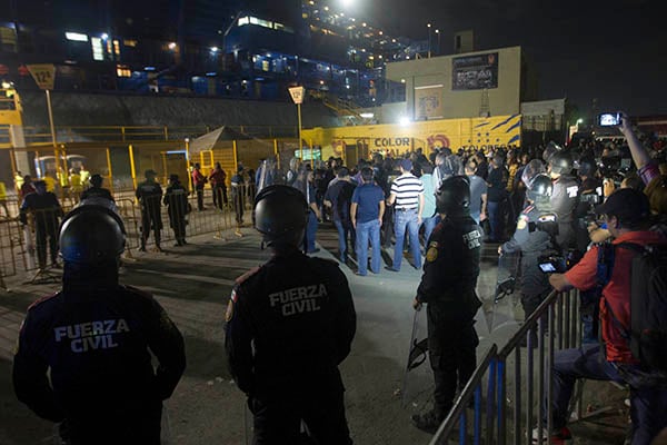 La Fiscalía del estado informó que ya tenía identificada a las personas que participaron en la pelea campal protagonizada por aficionados de Rayados y Tigres. FOTO: CUARTOSCURO