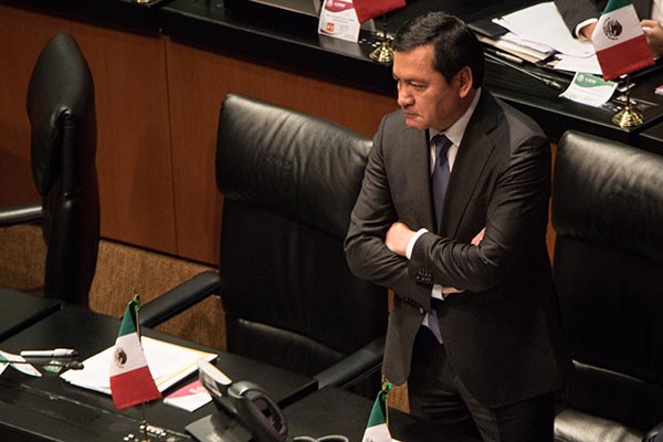 Miguel Ángel Osorio Chong, coordinador de los senadores del grupo parlamentario del Partido Revolucionario Institucional (PRI), durante la sesión ordinaria del Senado de la República.
FOTO: CUARTOSCURO
