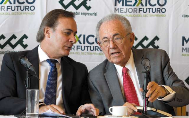 Javier Jiménez Espriú (der.), próximo titular
de la SCT, con Juan Pablo
Castañón, del CCE. FOTO: CUARTOSCURO