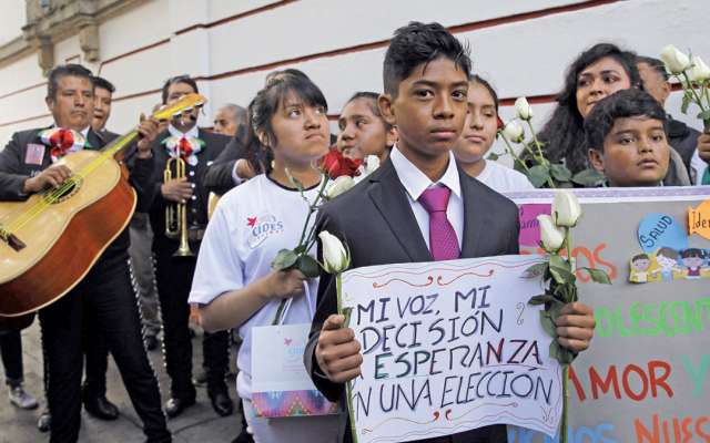 SERENATA. Este día pidieron al Presidente electo ratifique su compromiso con los derechos de la infancia.
Jóvenes llegaron a su casa de transición.
FOTO: CUARTOSCURO