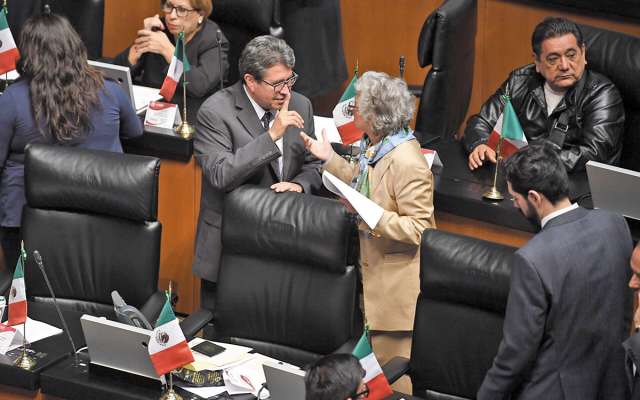 Por el senador Ricardo Monreal quedó
inscrita la iniciativa en el
Senado de la República. FOTO: PABLO SALAZAR