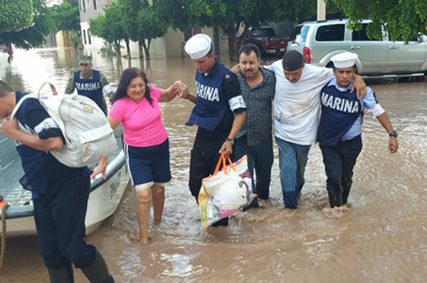 Personal de la Secretaría de Marina Armada de Mexico auxiliaron a decenas de personas a salvaguardar su integridad física. FOTO: CUARTOSCURO