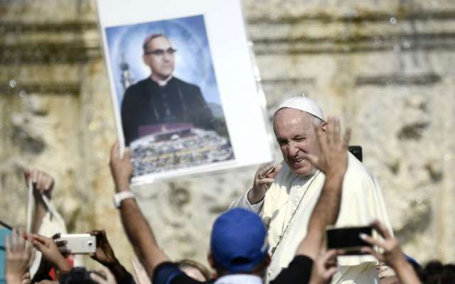 Papa santifica a Óscar Romero y a Pablo V. Foto: Filippo MONTEFORTE / AFP.