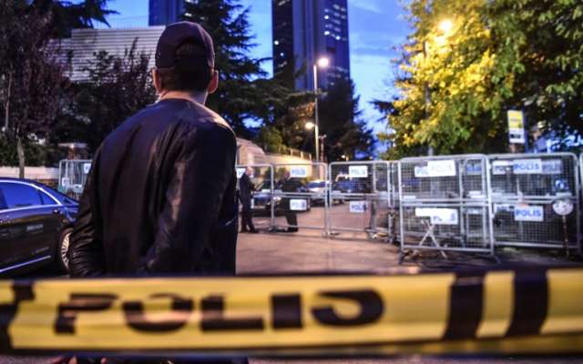 El consulado de Arabia Saudita está acordonado por la policía turca en Estambul el 15 de octubre de 2018 durante la investigación sobre la desaparición del periodista saudita Jamal Khashoggi. Foto: OZAN KOSE / AFP