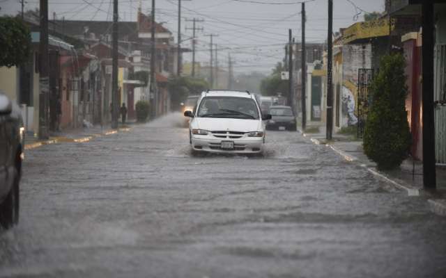 El fenómeno tiene vientos máximos sostenidos de 185 (km/h).
FOTO: AFP