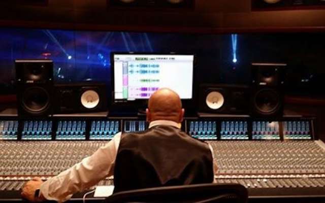 Chuy Núñez, productor regiomontano en su estudio. Foto: @CHUYNUNEZ.OFICIAL