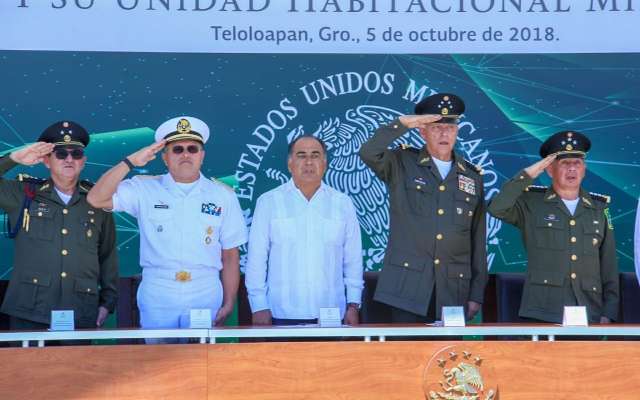El secretario de la Defensa Nacional, Salvador Cienfuegos, y el gobernador del estado, Héctor Astudillo Flores, dieron la bienvenida a los elementos del Ejército Mexicano. FOTO: CARLOS NAVARRETE