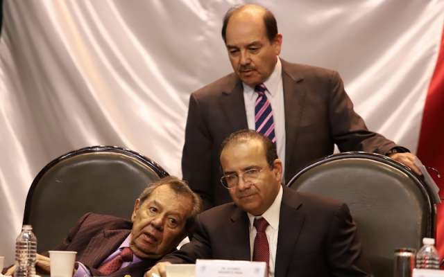 El titular de la política interior, ayer, compareció
ante comisiones en San Lázaro. A su lado el
presidente de la Cámara de
Diputados, Porfirio Muñoz
Ledo. Foto: Víctor Gahbler / El Heraldo de México