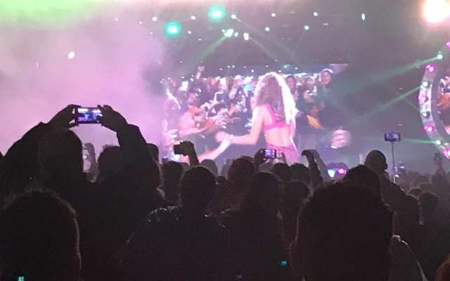 Shakira desafía la lluvia y cumple en el Estadio Azteca
