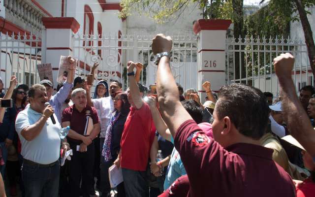 Integrantes del Sindicato Nacional Democrático de Trabajadores de la Secretaría de Cultura Técnicos y Profesionistas del INHA, asistieron a la casa de transición donde entregaron peticiones en la oficina de Atención Ciudadana del presidente electo Andrés Manuel López Obrador.
FOTO: SAÚL LÓPEZ /CUARTOSCURO.COM