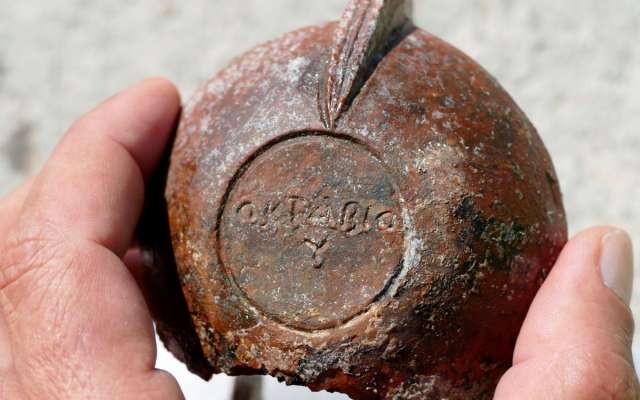 TESOROS. Los buzos recuperaron varias
lámparas de terracota del siglo II d.C. Foto: Especial