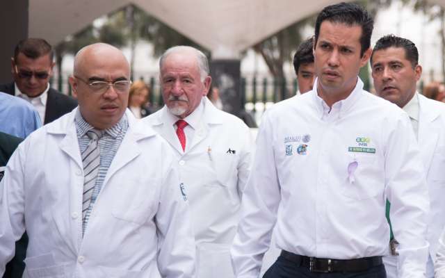 COMPROMISO. Médicos del IMSS en compañía
de Tuffic Miguel, director general de la institución. Foto: Especial