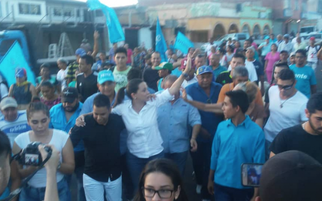Atacan a opositora María Corina Machado durante acto político en Venezuela. @PrensaMCM