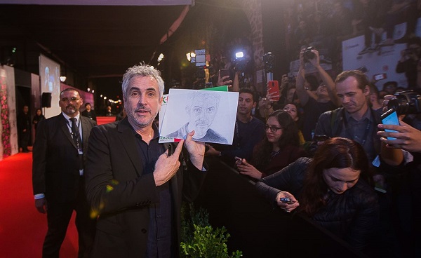 ORGULLOSO. El galardonado mexicano
se dejó retratar con el regalo. Foto: PATRICIA VILLANUEVA