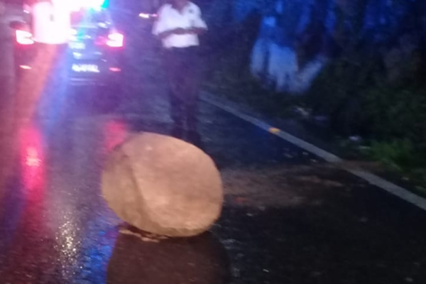 Rocas se desprendieron de cerros. FOTO: ESPECIAL