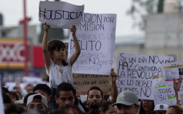 Miles de personas, en su mayoría mujeres, marcharon por la calles de la colonia Jardines de Morelos para exigir justicia y castigo a los responsables, así como mayor seguridad en la zona. Esto un día después, de darse a conocer el caso de una pareja que se declaró culpable por el asesinato de 10 mujeres en dicha entidad.
FOTOS: GALO CAÑAS /CUARTOSCURO.COM