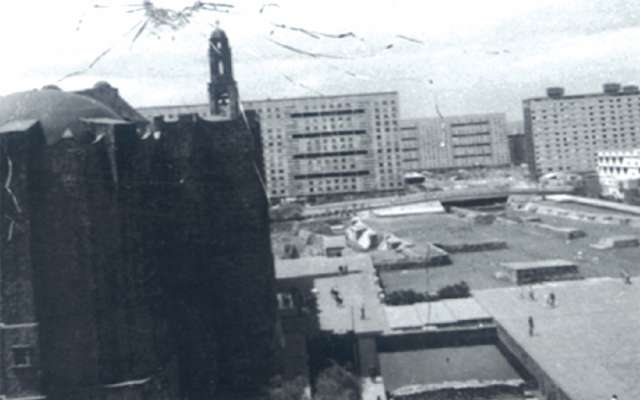 VACÍO. Después del
conflicto en la Plaza de
las Tres Culturas, quedaron huellas. Foto: Especial