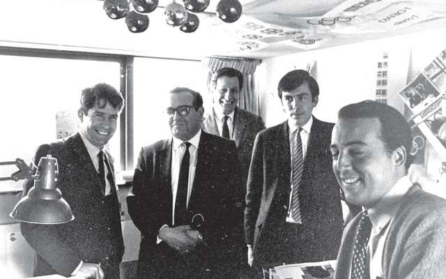 EQUIPAZO. Pedro Ramírez Vázquez (anteojos) y sus colaboradores,
satisfechos por su trabajo, en su estudio del Pedregal. Foto: Especial