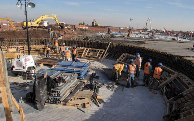 Trabajadores continuan con las obras del Nuevo Aeropuerto Internacional de la Ciudad de México. Al día de hoy lleva un 73 por ciento de avances en procesos de contratación y se han contratado más de 136,133 millones de pesos en las licitaciones para el NAICM.
FOTO: SAÚL LÓPEZ /CUARTOSCURO.COM