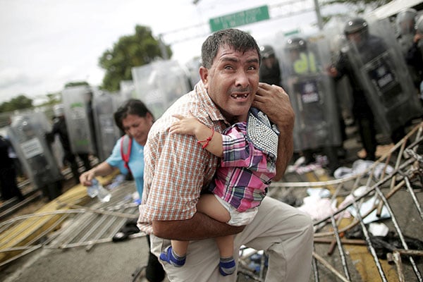 Mujeres y niños resultaron heridos en la trifulca. FOTO: REUTERS