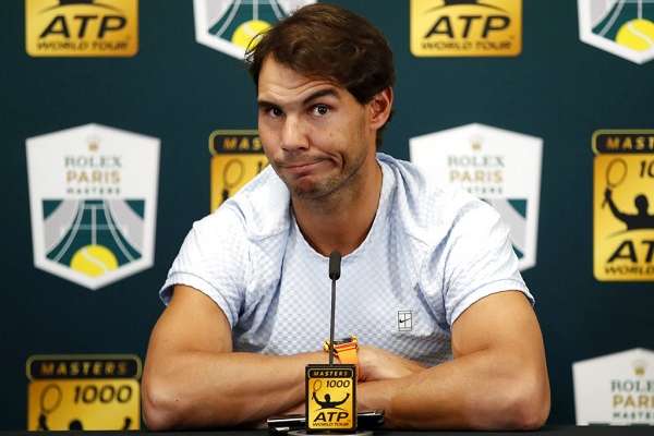 El campeón de 17 torneos de Grand Slam explicó en una rueda de prensa que sintió dolor abdominal “especialmente” al sacar. Foto: AP
