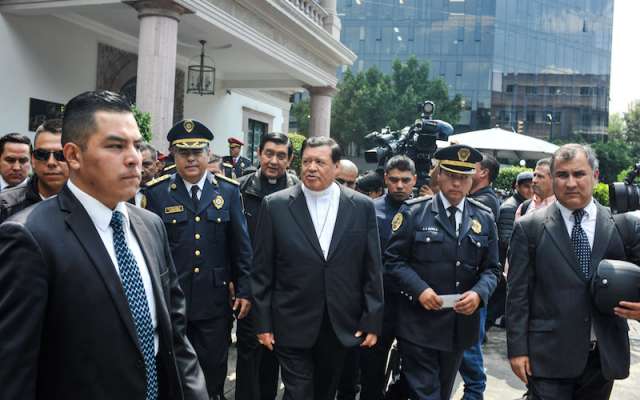 El ex cardenal Norberto Rivera Carrera, acudió a la misa de cuerpo presente del elemento de la Policía Bancaria e Industrial (PBI) que el día de ayer perdió la vida en un presunto intento de robo a la casa del arzobispo en la colonia Florida. Lo acompañó el secretario de Seguridad Pública de la Ciudad de México, Raymundo Collis.
FOTO: ARMANDO MONROY /CUARTOSCURO.COM