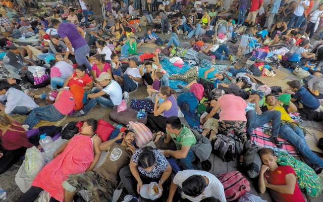 La Caravana Migrante llegó a la ciudad de Tapachula, en donde miles de hondureños, muchos de ellos niños, descansan en el Parque Miguel Hidalgo. Se espera que mañana reinicien su viaje hacia la frontera con Estados Unidos. FOTO: ISAAC ESQUIVEL /CUARTOSCURO.COM