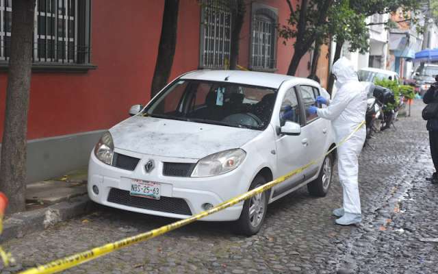 Peritos de la Procuraduría General de Justicia de la Ciudad de México (PGJCDMX), realizaron peritajes en dos vehículos que se encontraban estacionados sobre la calle Pedro Luis Ogazón y Angelina en la colonia San Ángel, debido a que presuntamente se registró una explosión muy cerca de la casa del ex cardenal Norberto Rivera Carrera.
FOTO: ARMANDO MONROY /CUARTOSCURO.COM