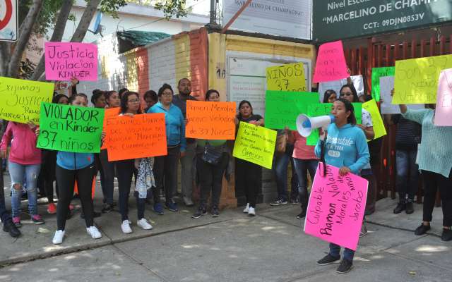 Padres de familia se manifestaron afuera del Jardín de Niños