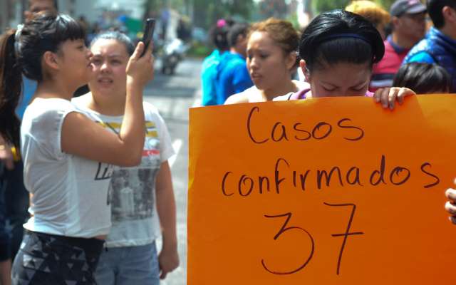 Padres de familia protestaron frente al kínder Marcelino de Champagnat. FOTO: CUARTOSCURO