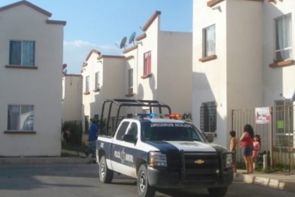 La policía municipal rescató a hombre antes de ser linchado. FOTO: ESPECIAL