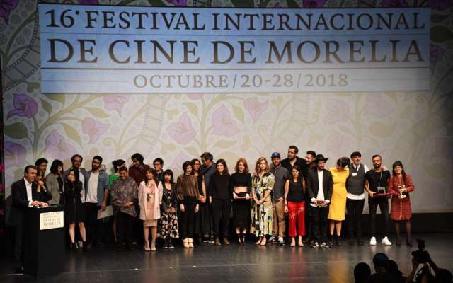 La ceremonia de premiación contó con mensajes sociales, en los que pedían por los estudiantes asesinados en Guadalajara, el trabajo de las comunidades rurales, el aborto y los derechos de las mujeres. Foto: Cortesía