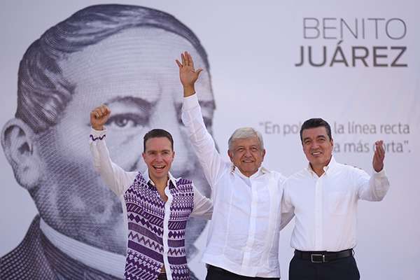 El presidente electo de México, Andrés Manuel López Obrador, sostuvo una reunión hoy con el gobernador de Chiapas, Manuel Velasco, y con su sucesor, Rutilio Escandón, en la capital del estado. FOTO: NOTIMEX