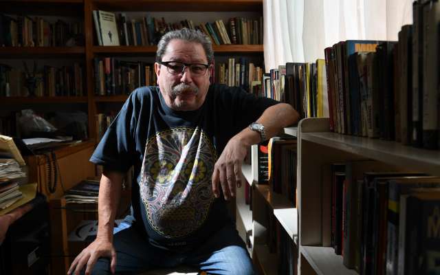 El autor al frente del FCE Foto: BERNARDO CORONEL