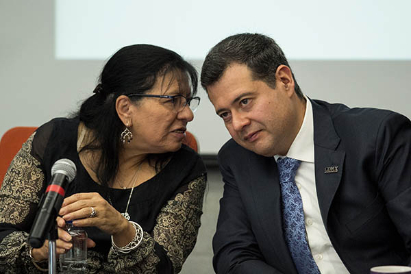 Nasheli Ramírez Hernández, presidente la Comisión de Derechos Humano del Distrito Federal (CDHDF), y José Ramón Amieva Gálvez, secretario de Gobierno de la Ciudad de México.
FOTO: CUARTOSCURO