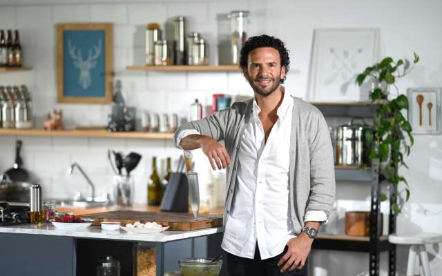 Además de ser una
figura reconocida en el
medio televisivo, el chef
practica técnicas gastronómicas que procuran una buena
alimentación y el cuidado
ecológico de su entorno. Foto: BERNARDO CORONEL