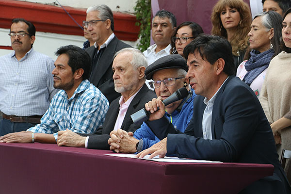 Jesús Ramírez Cuevas, coordinador de comunicación social del gobierno de transición de Andrés Manuel Lopez Obrador acompañado de integrantes de distintos sectores de organizaciones sociales ofrecieron una conferencia de prensa para dar detalles de las preguntas que se realizará a la ciudadania sobre la Consulta Nacional del Nuevo Aeropuerto.
FOTO: CUARTOSCURO