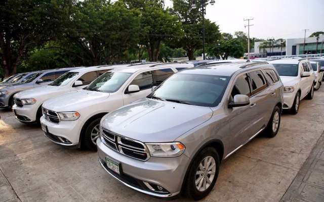 Gobernador de Yucatán regresa autos de lujo que utilizaban funcionarios