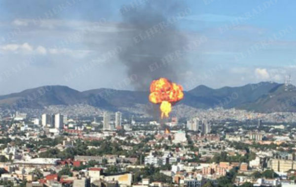 Poco antes de las 17 horas, el fuego alcanzó varios metros de altura por una explosión
Foto: Héctor Juárez