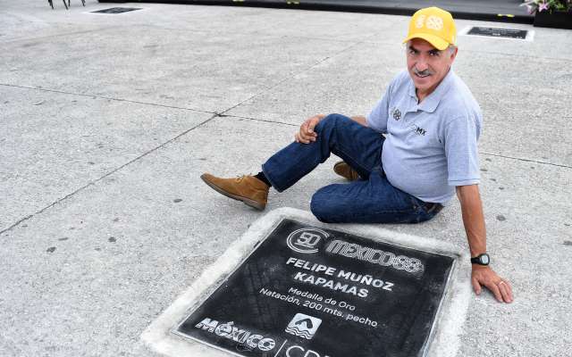 PERPETUIDAD.
Felipe Muñoz posó
orgulloso con la placa
por el oro que logró
en los Juegos Olímpicos
de México 1968. Foto: LESLIE PÉREZ