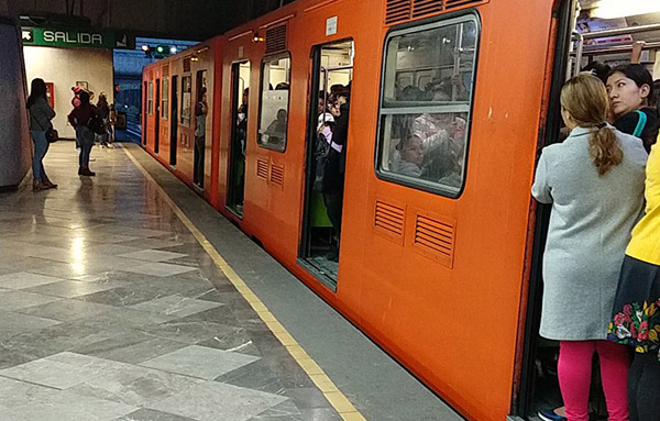 Otros pasajeros también señalaron retrasos en las líneas 8, B y 12 del sistema de transporte. FOTO: ESPECIAL