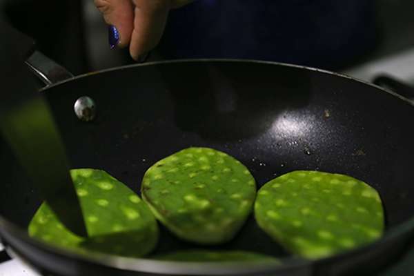 Los aminoácidos, fibra y niacina que contiene el nopal previenen del exceso de azúcar en la sangre se convierta en grasa.
FOTO: ESPECIAL